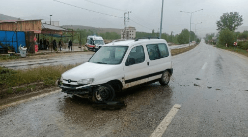 Malatya’da Kontrolden Çıkan Araç Direğe Çarptı