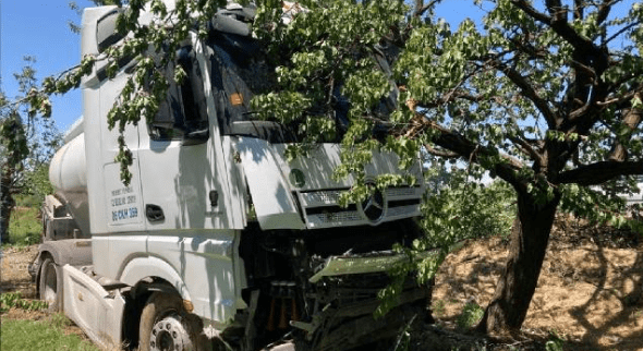 Malatya’da Direksiyon Hakimiyeti Kaybedilen Tır Bahçeye Daldı