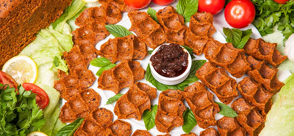 Denizli Gecelerinin Lezzet Ritüeli: Acı, Limon ve Sohbet